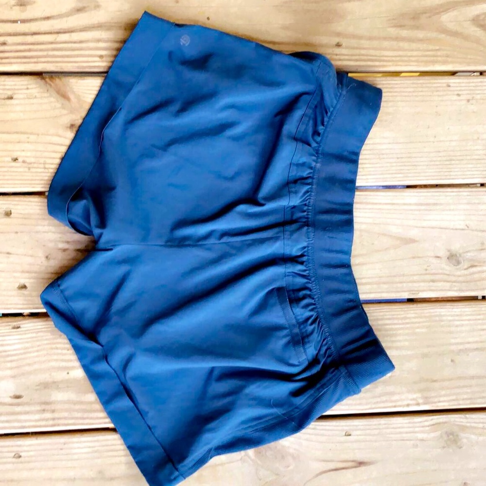 Dark blue, champion shorts, size large, dm if your interested!!! :)